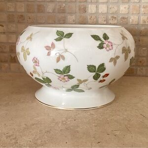 WEDGWOOD WILD STRAWBERRY 🍓BONE CHINA FOOTED BOWL W/GOLD TRIM 4” TALL VINTAGE